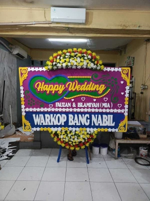 Papan Bunga di Jembatan Besi