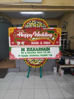 Papan Bunga di Jembatan Besi