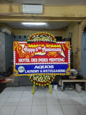 Papan Bunga di Jembatan Besi