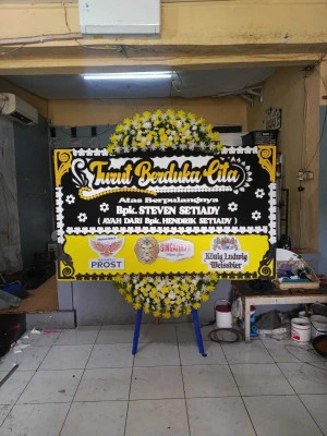 Papan Bunga di Jembatan Besi
