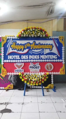 Papan Bunga di Jembatan Besi