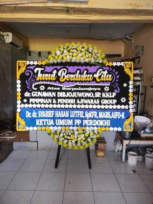 Papan Bunga di Jembatan Besi